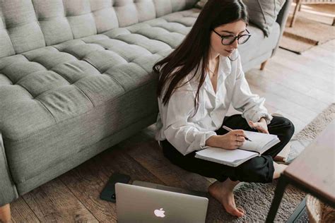 Short Commercial Scripts That Pack A Punch: 10 Examples.